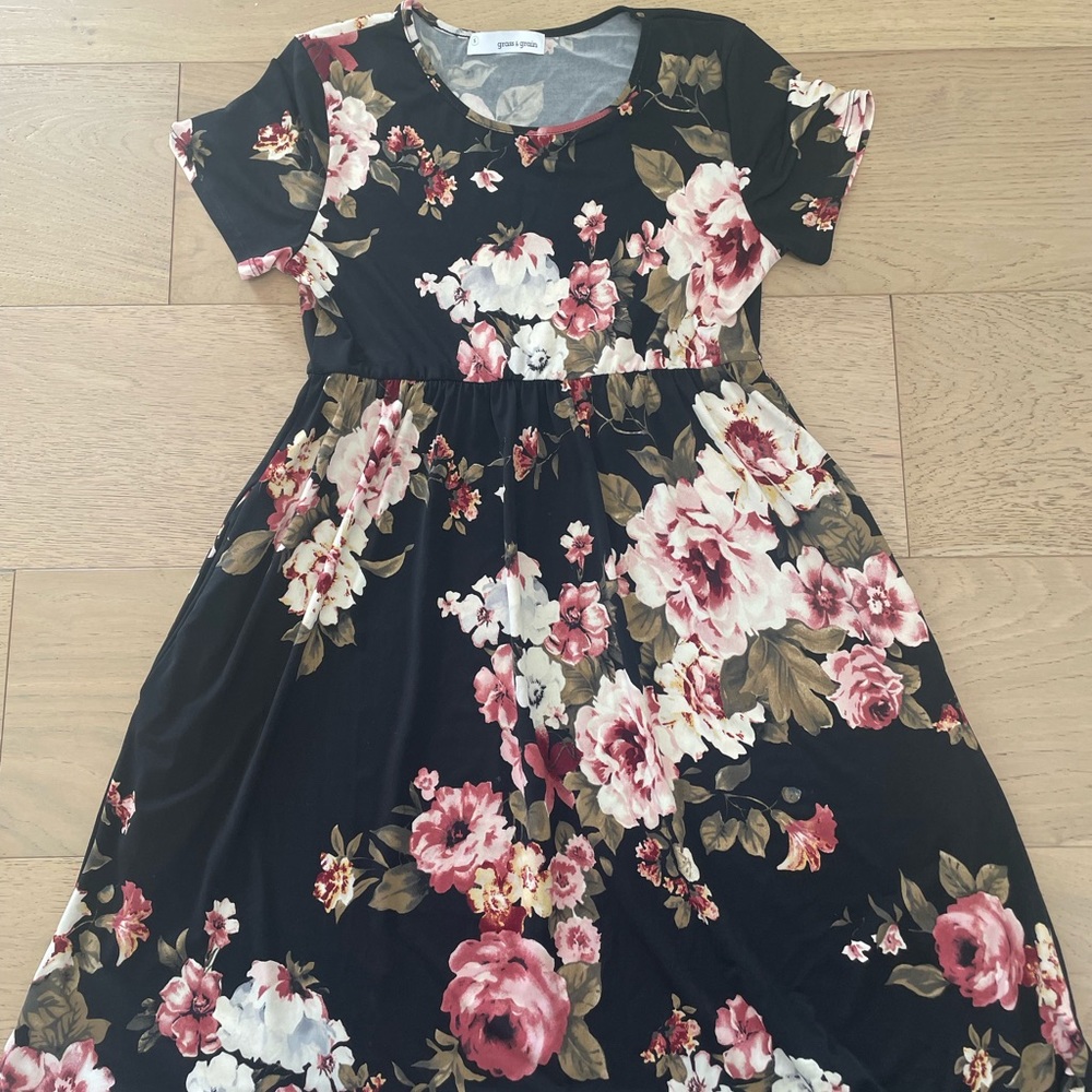Comfy lightweight floral dress:). I’m 5’4 and it hits the knee on me. Pockets.